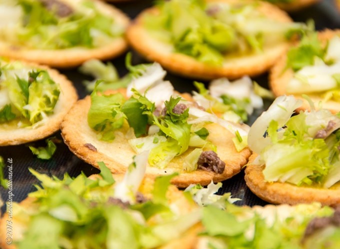 Cestini di pane con acciughe e insalata